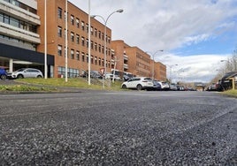 Imagen de la parte ya asfaltada en el entorno del Hospital El Bierzo.