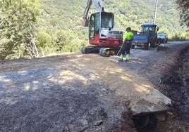 Trabajo de la brigada de obras en la carretera de Palacios de Compludo, en una imagen de archivo.