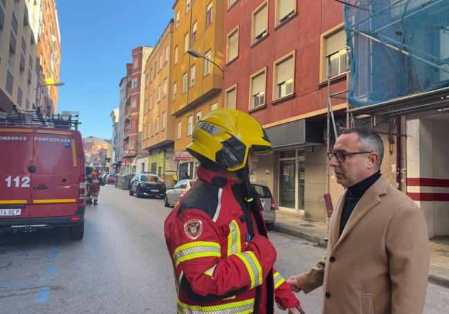 El concejal de Seguridad, Carlos Cortina, junto a uno de los bomberos en la zona del suceso.