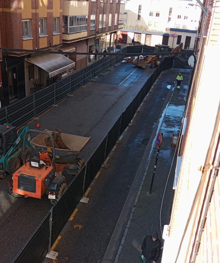 Imagen secundaria 2 - Imagen de las obras de la calle Obispo Osmundo en la zona alta de Ponferrada.