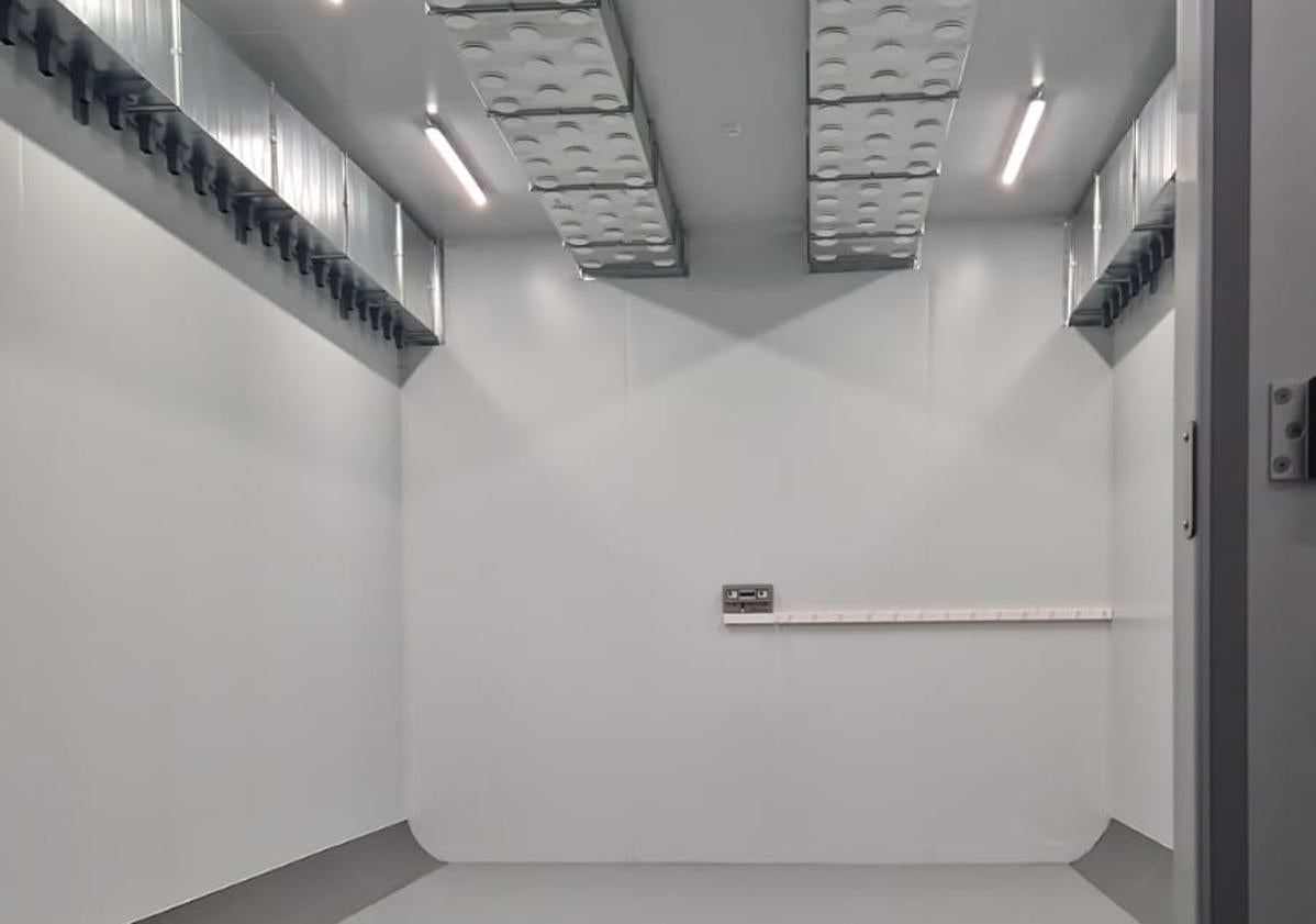 Imagen principal - Instalaciones de la nueva fábrica de Embutidos Santa Cruz.