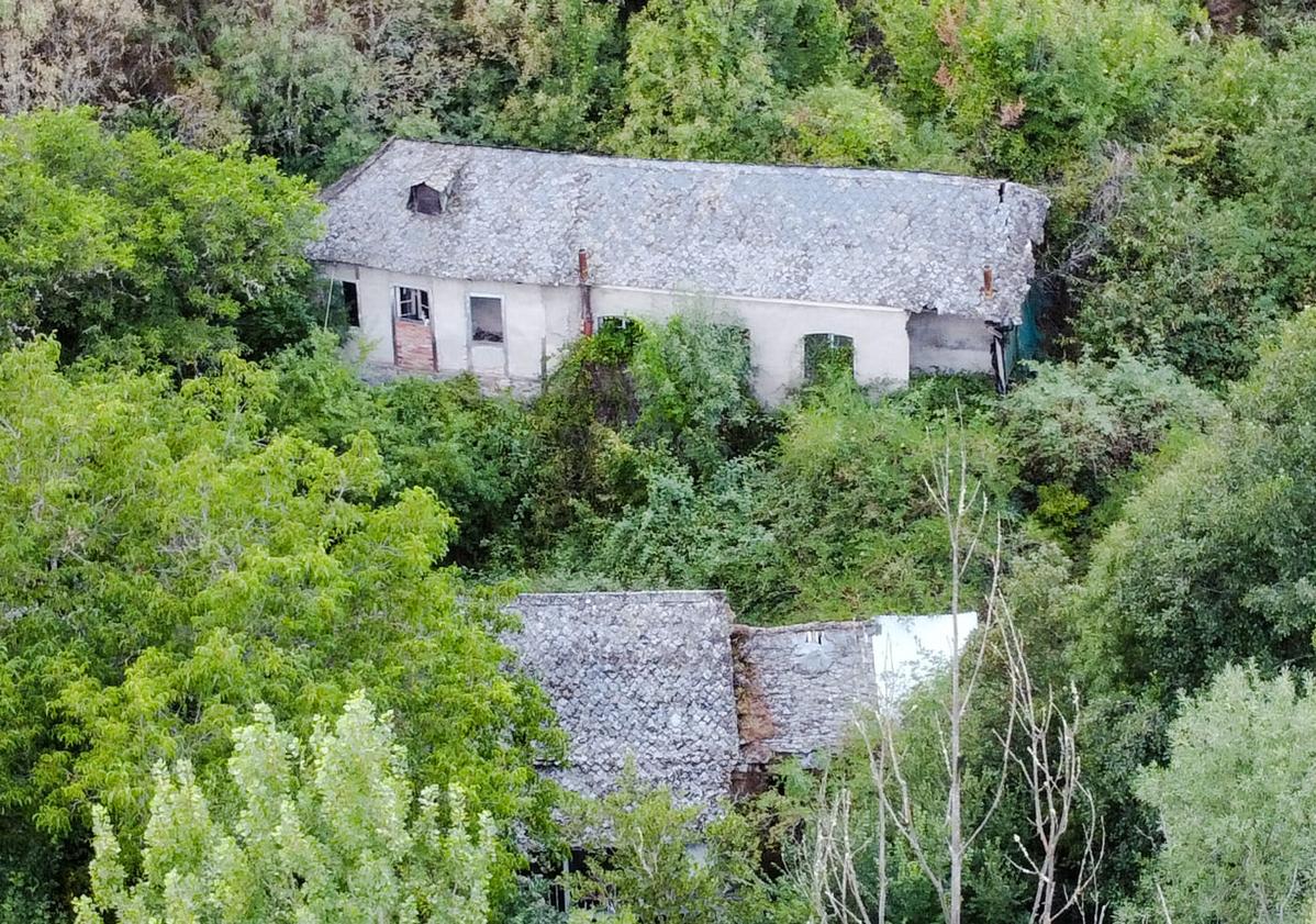 Imagen principal - Imágenes de lugares abandonados capturadas por Víctor Olano.