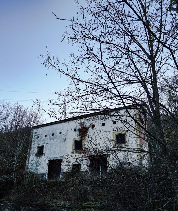 Imagen secundaria 2 - Imágenes de lugares abandonados capturadas por Víctor Olano.