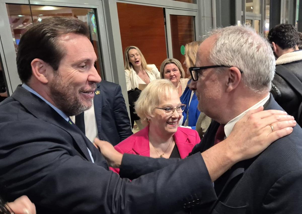 Imagen secundaria 1 - De arriba a abajo: el estand del Consejo en Fitur, el presidente comarcal saluda al ministro Óscar Puente (C) y diversas autoridades en el expositor del Bierzo en la Feria Internacional del Turismo.