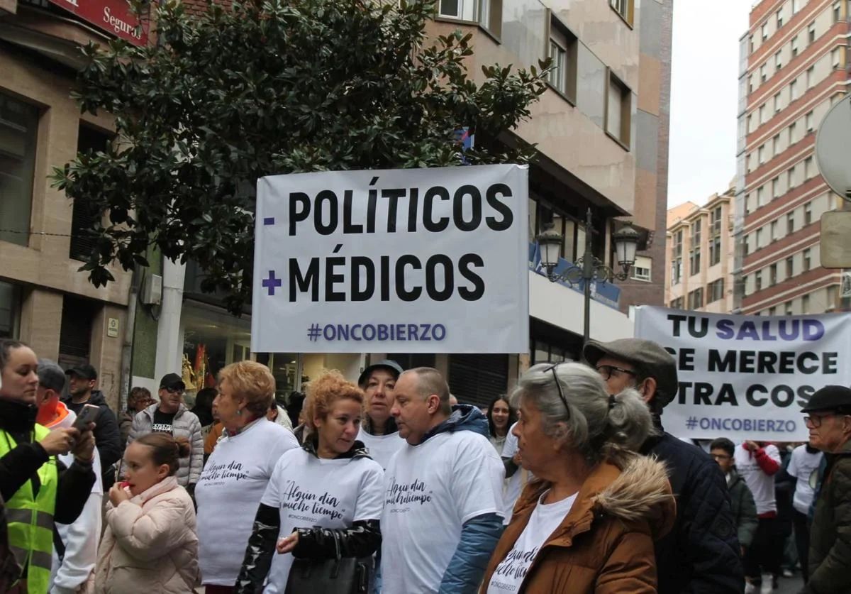 Imagen de la manifestación de OncoBierzo que sacó a la calle a más de 12.000 personas en Ponferrrada para exigir oncólogos.