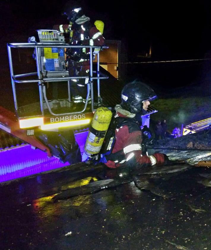 Imagen secundaria 2 - Un incendio destroza la cubierta de una vivienda de madera y pizarra en Valtuille