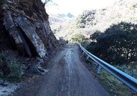 La carretera de acceso a Montes de Valdueza se ha reabierto al tráfico tras el derrumbe.