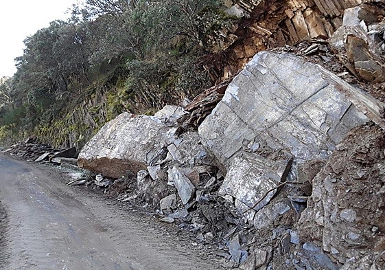 Imagen del tramo afectado por el derrrumbe en la carretera de Montes de Valdueza.