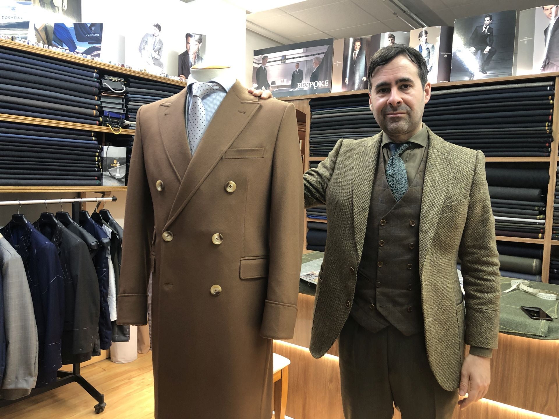 El profesional de la sastrería ponferradino junto a un abrigo realizado en su taller.