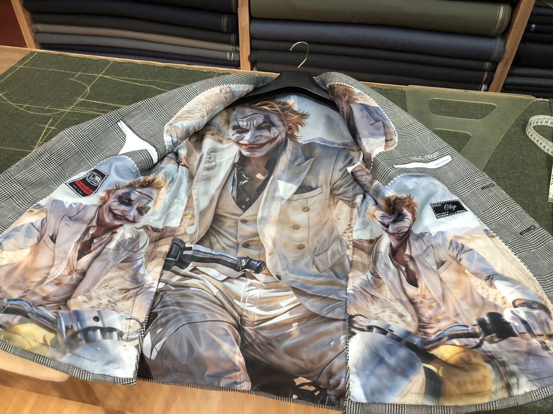 Interior de una blazer personalizado con imágenes del Joker.