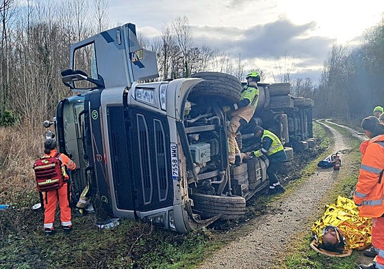 El camión articulado volcó en las inmediaciones de Villamartín de la Abadía.