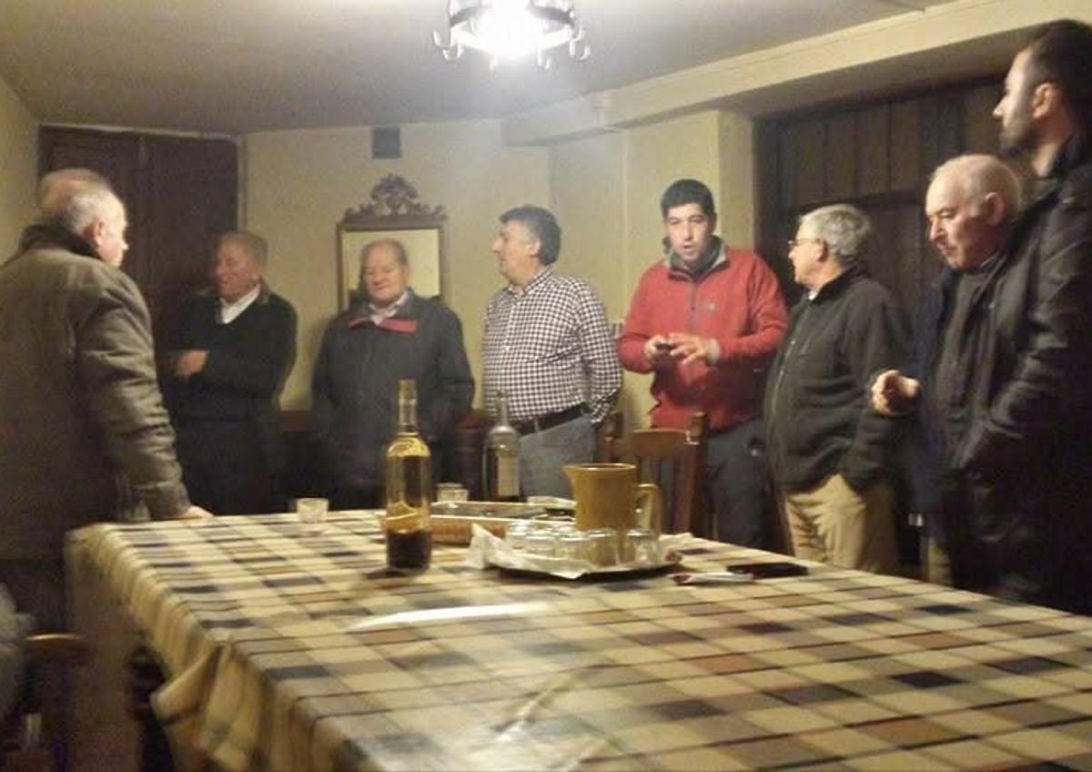Imagen secundaria 1 - Los miembros de la agrupación de Toral de Merayo amenizan con sus cánticos tradicionales diferentes actos.