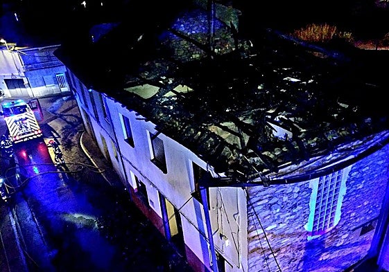 Imagen del estado en el que quedó la vivienda afectada por el incendio en Sésamo.