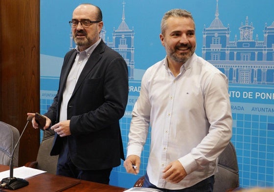 El alcalde de Ponferrada, Marco Morala (I), junto al concejal de Comercio, David Pacios (D), durante la presentación del contrato eléctrico en edificios municipales.