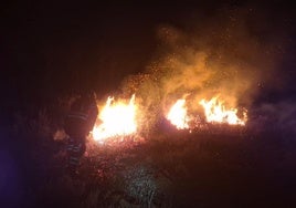 Imagen de un bombero extinguiendo el fuego en Bouzas.