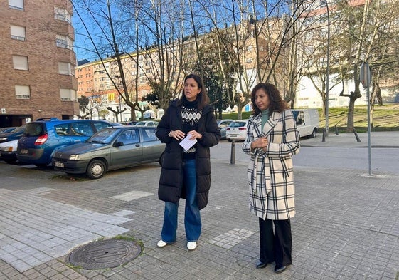 Las concejalas Lidia Coca e Ivelisse Martínez comprobaron las deficiencias que acumula el pavimento de la zona.