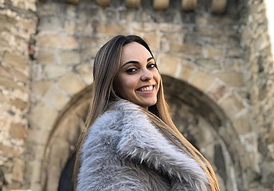 Natalia Álvarez ante el Castillo de los Templarios de Ponferrada.