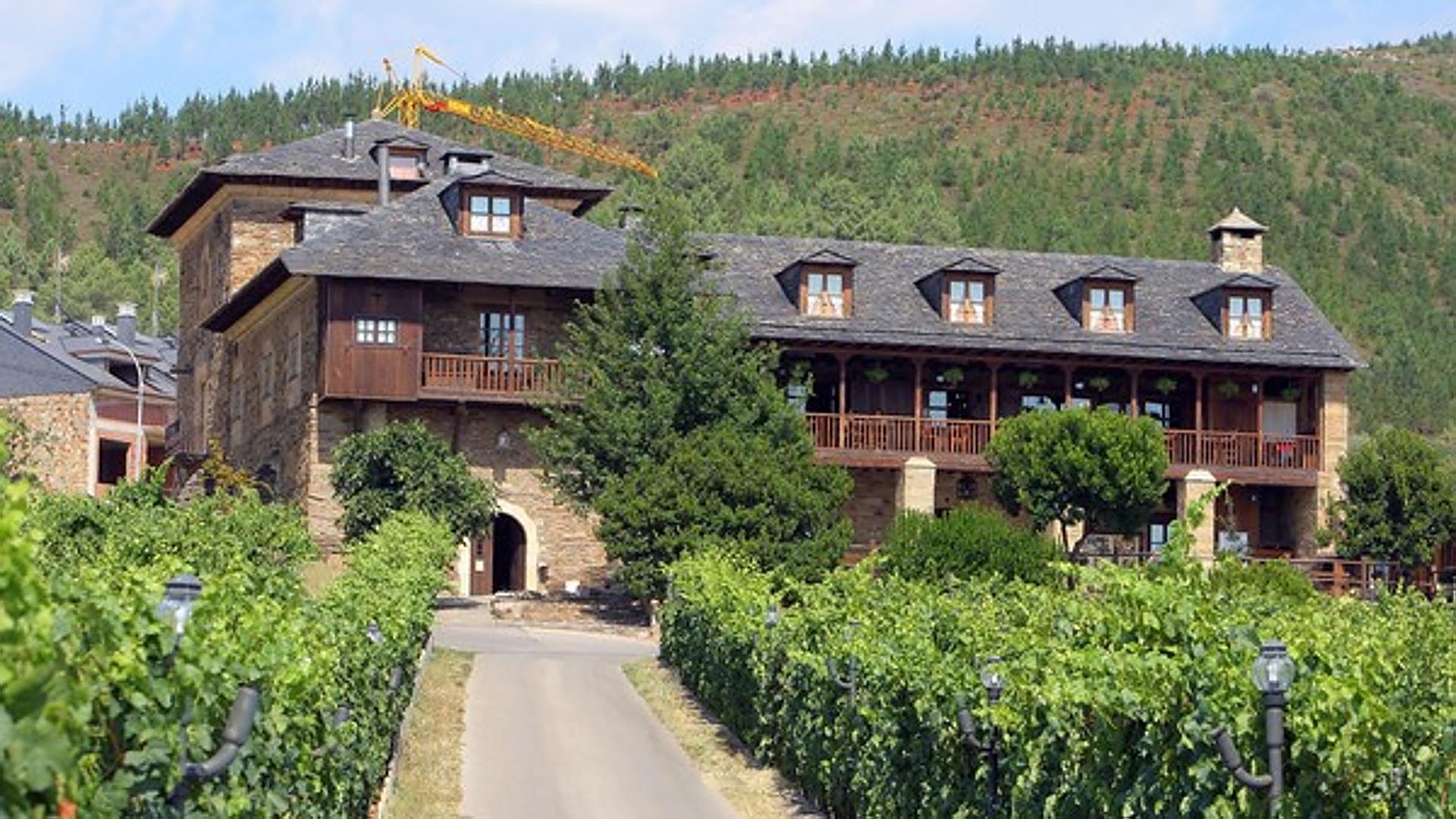 La Mejor Propuesta de Enoturismo entorno al Camino 2025 es un palacio en El Bierzo