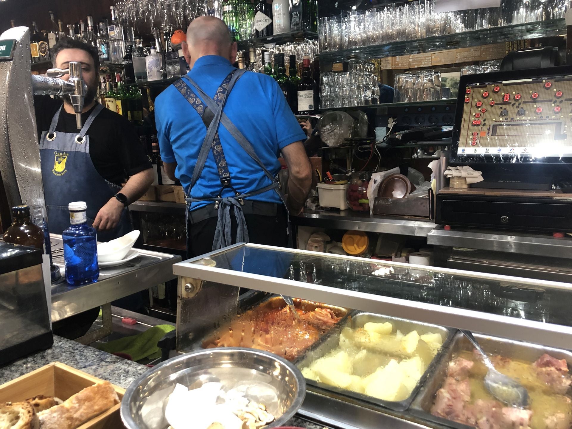 La barra del Gundín, en una tarde de vinos.