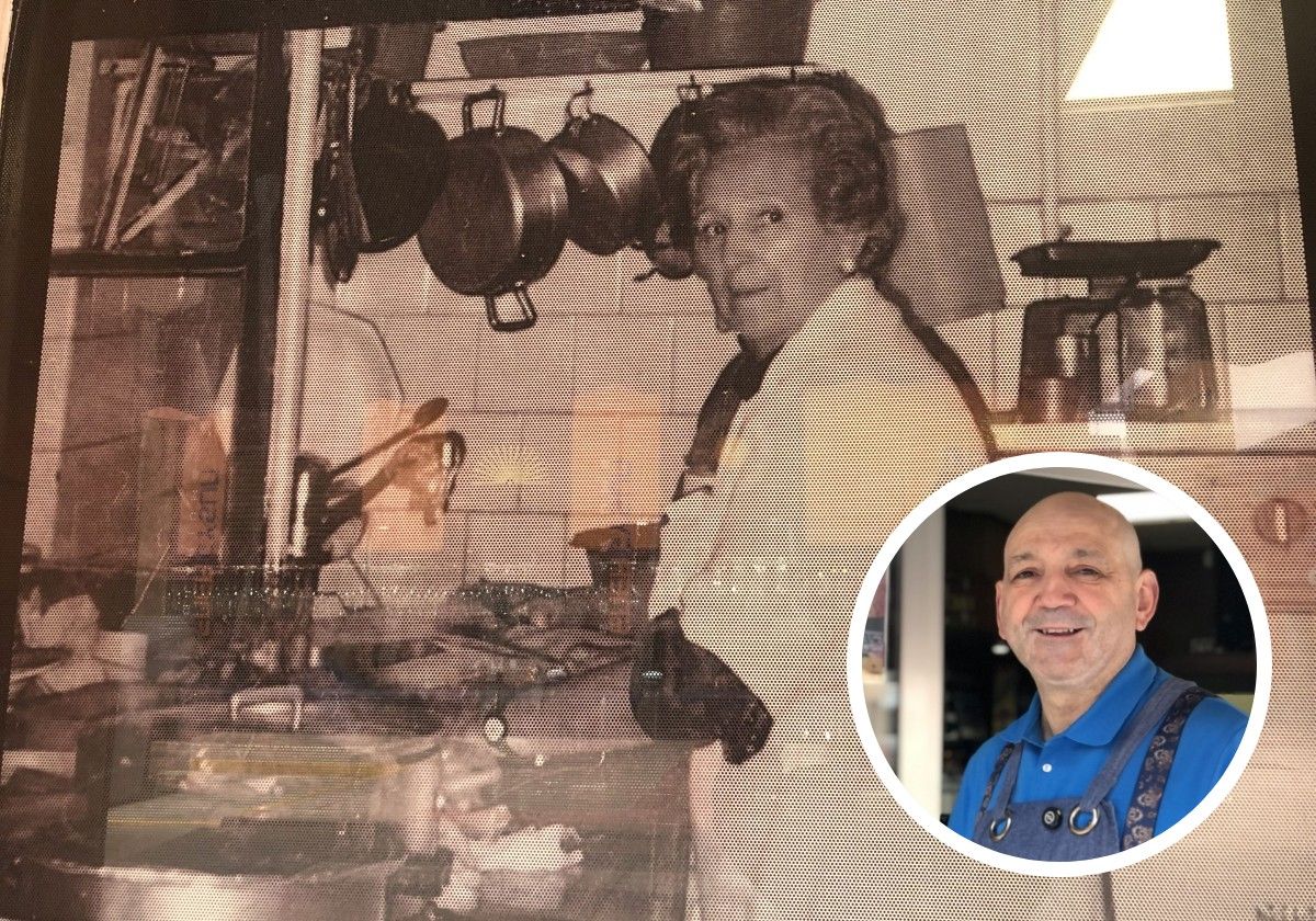 Imagen de Miguel junto a una antigua de su madre en la cocina del bar..