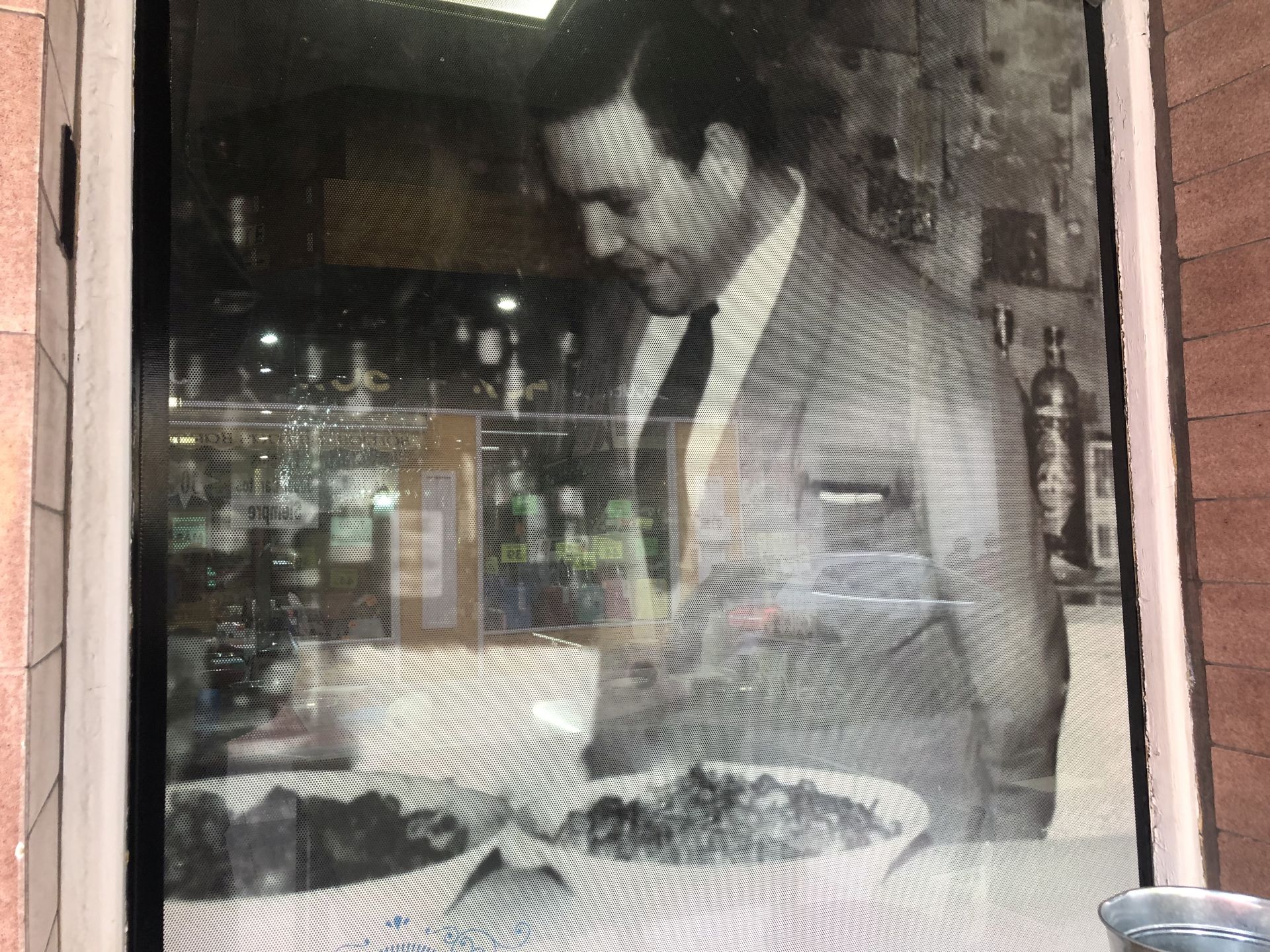 Una imagen del padre de Miguel detrás de la barra preside uno de las fachadas del Gundín.