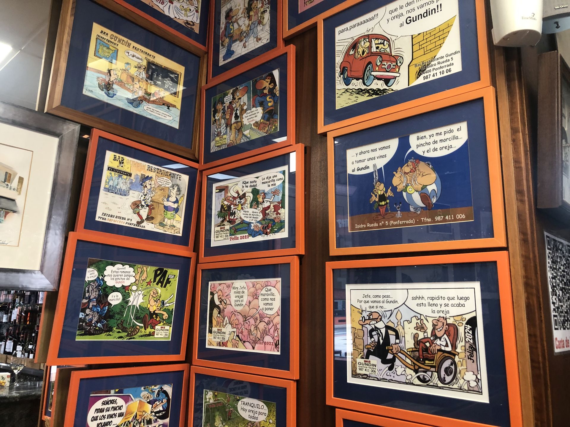 Esquina del bar donde están enmarcadas las imágenes que han ilustrado los calendarios que cada año han ido regalando a clientes y amigos.