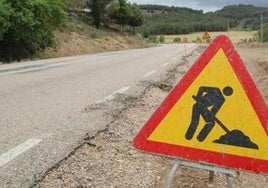 Señal de obras en una carretera.