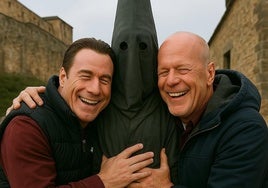 John Travolta y Bruce Willis generados por IA posan junto a la estatua del Lambrión Chupacandiles.