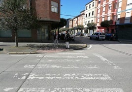 Imagen del estado de uno de los pasos de peatones de la avenida de La Cemba.