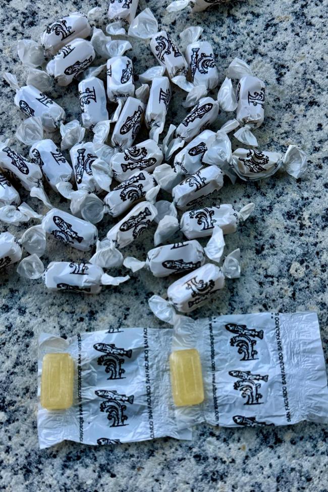 Caramelos personalizados con la imagen de la trucha a la que homenajea el Encuentro Gastronómico y Cultural de San Facundo.