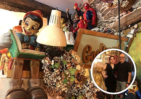 Mirtha Linares y Carlos Baños (D) regentan la singular bodega situada en la zona histórica de la capital berciana.