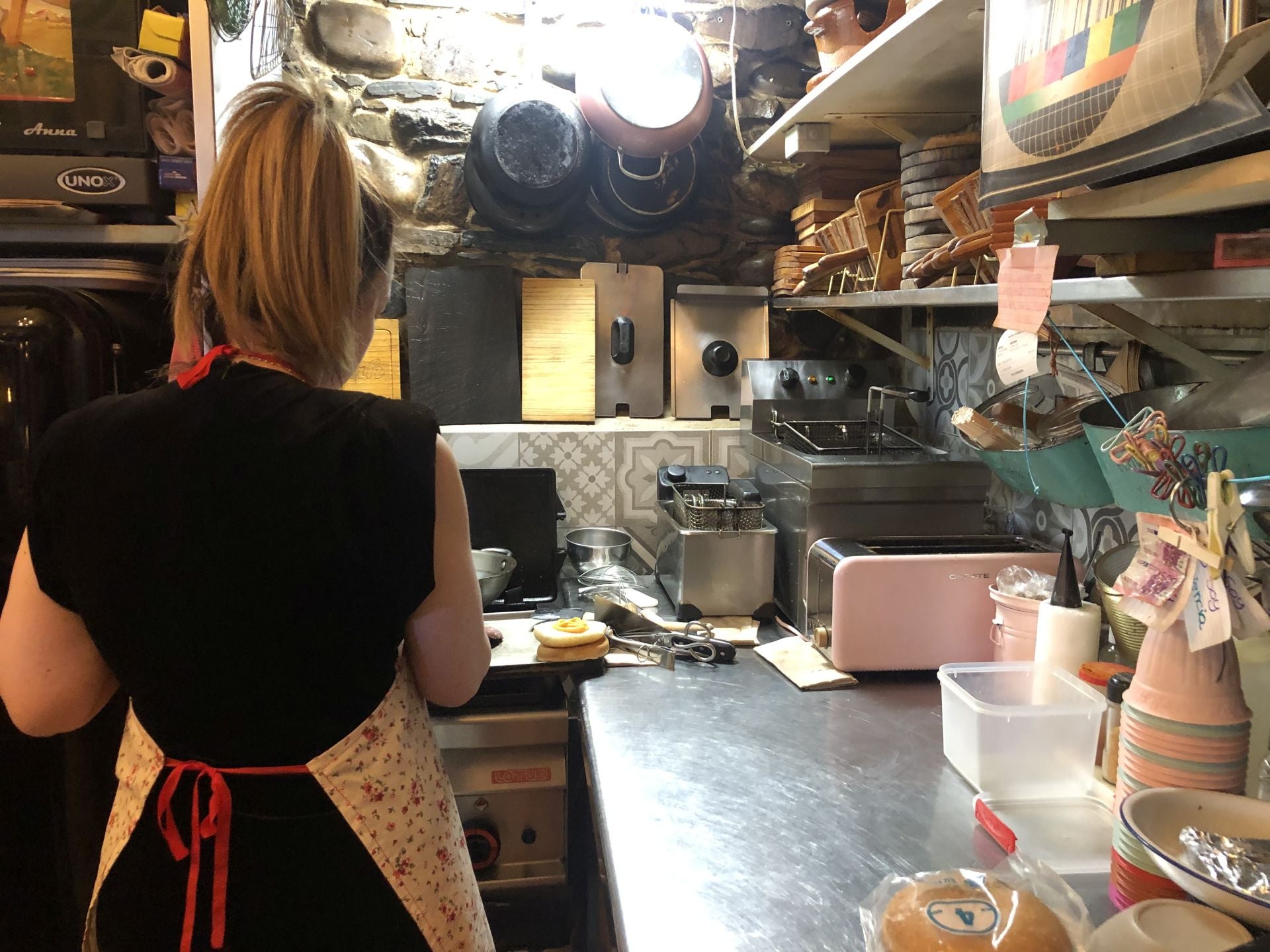 Mirtha elabora una hamburguesa en la cocina.