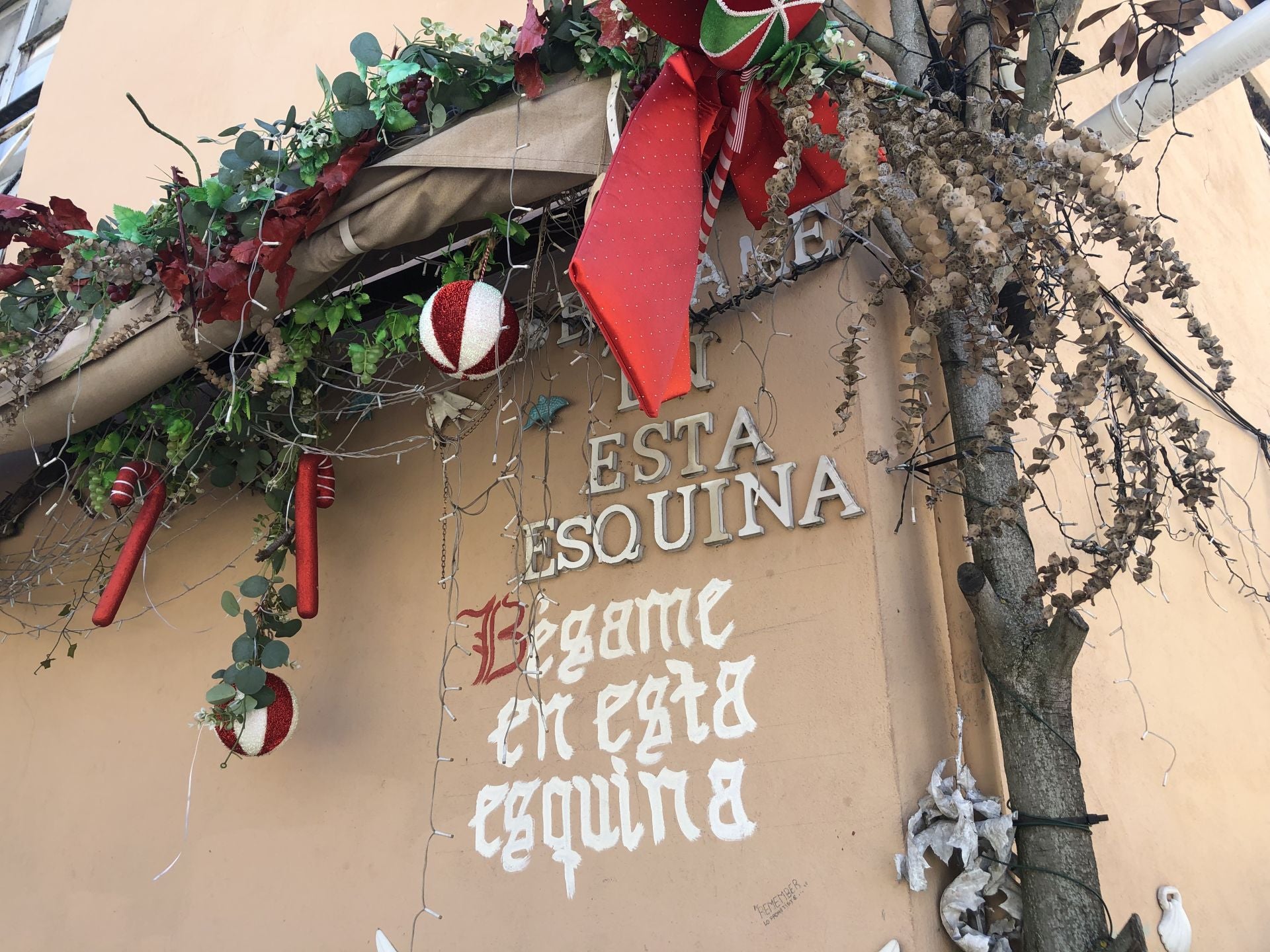 Esquina de los besos a la entrada del bar.
