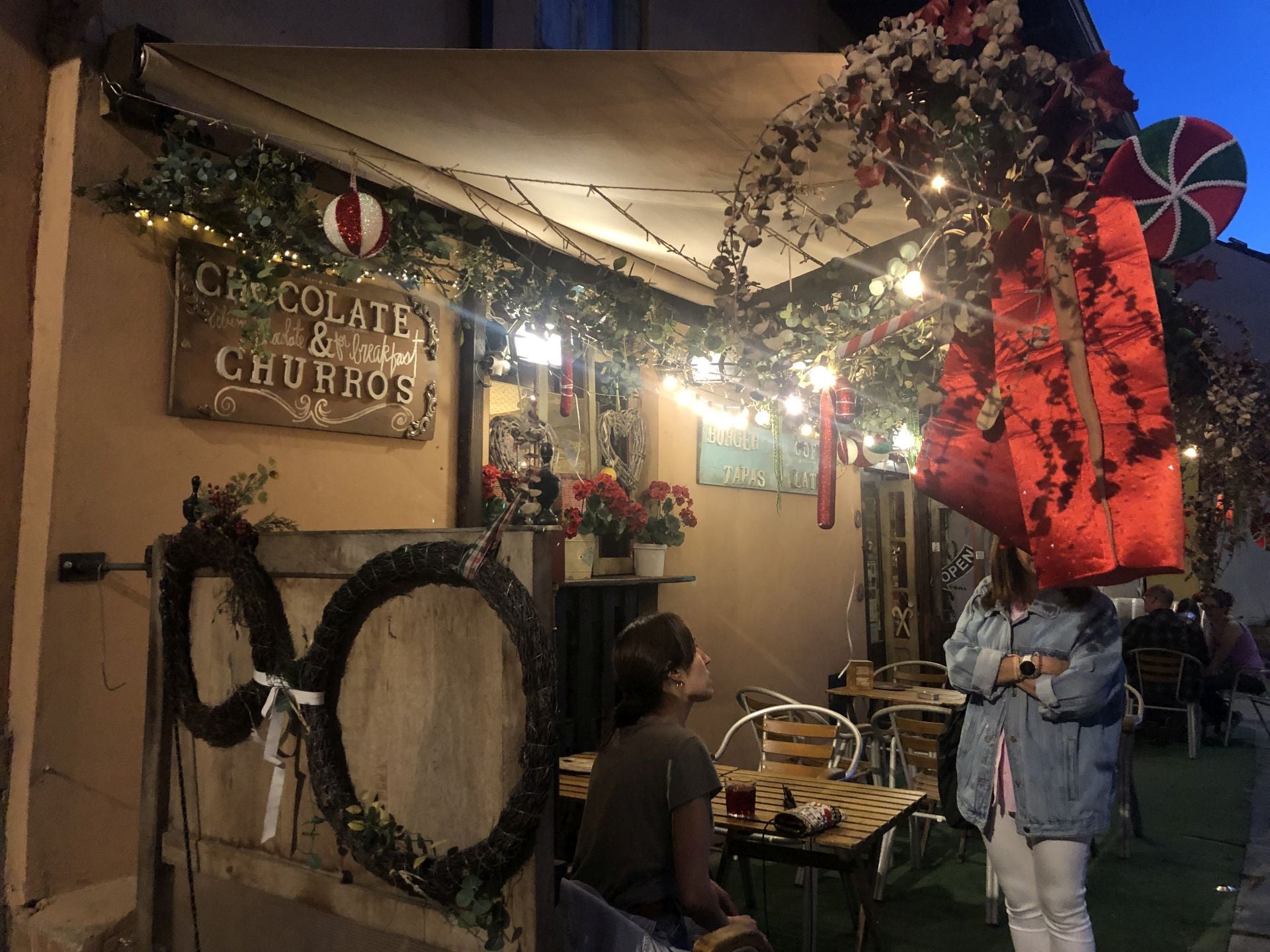 Imagen nocturna de la terrada de la bodega.