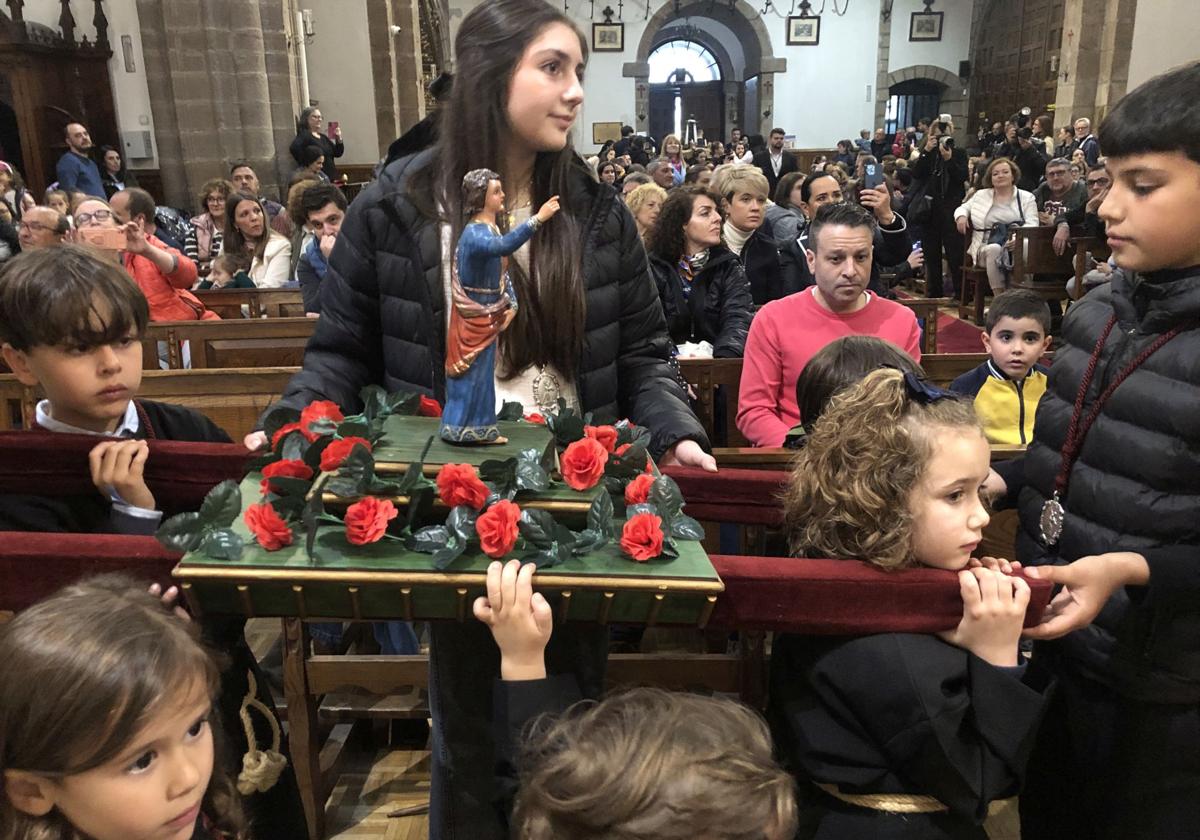 Procesión infantil de los 'minipasos' en la Basílica de la Encina de Ponferrada.