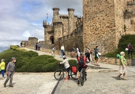 Visitantes junto al Castillo de los Templarios de Ponferrada.