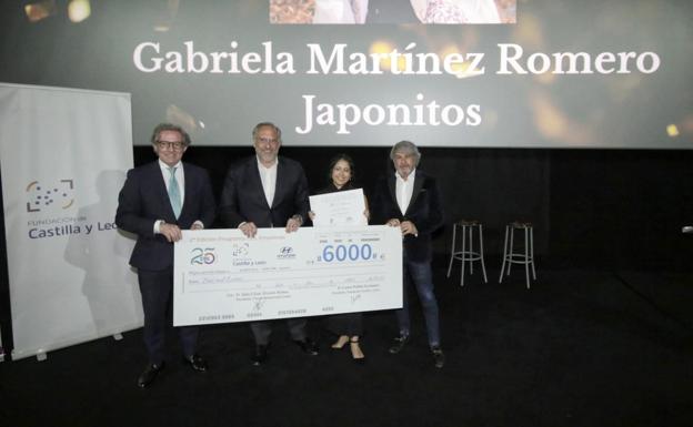 Gabriela Martínez recogiendo el primer premio del concurso, con el que ha ganado 6.000 euros.