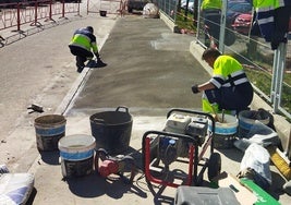 La brigada de obras acometió la mejora de una de las aceras situada junto al Hospital del Bierzo.