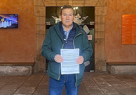 Tito Gago, portavoz de OncoBierzo, presentó este martes, 15 de abril, la moción en el Ayuntamiento de Ponferrada.