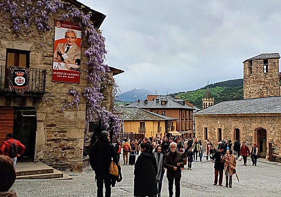 Ponferradinos y turistas paseando por el casco antiguo de Ponferrada.
