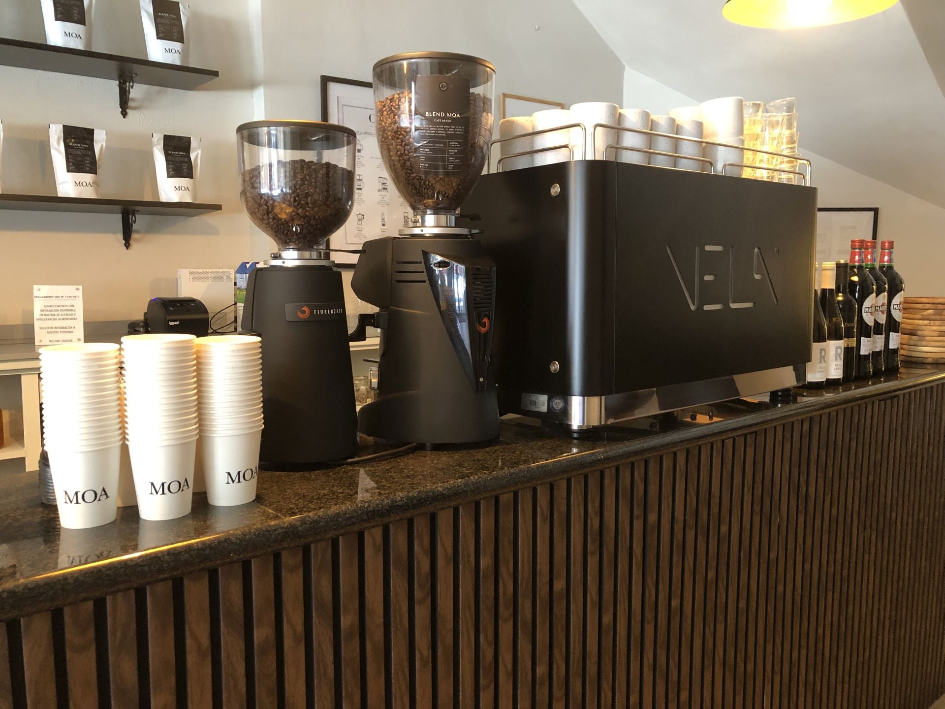 Imagen del espacio reservardo para la elaboración de cafés en el establecimiento hostelero situado en la avenida de Molinaseca.