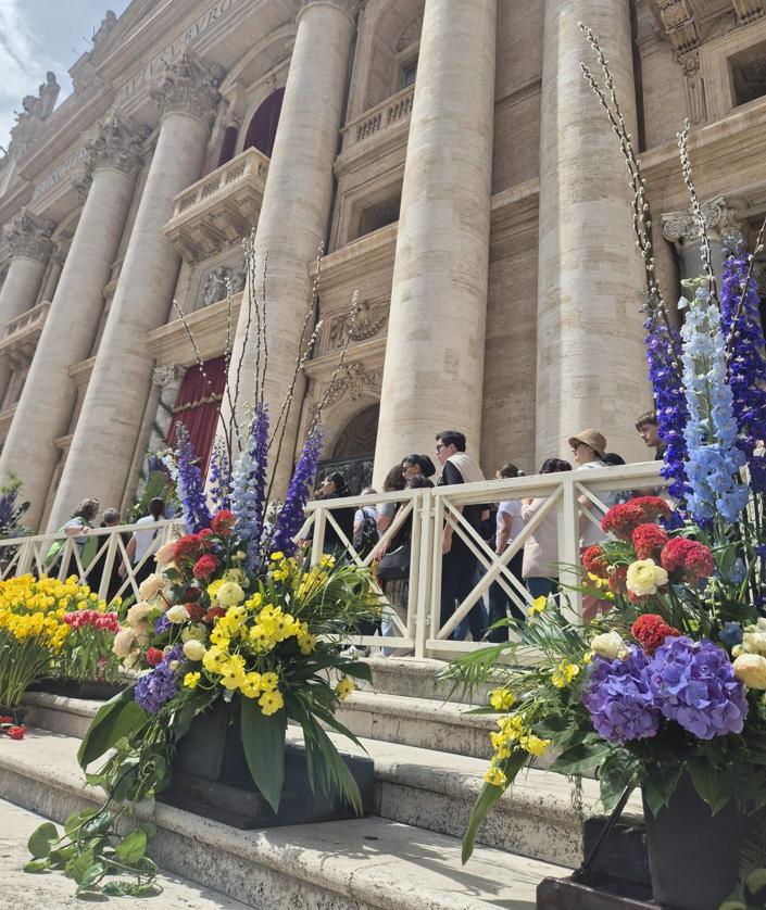 Imagen secundaria 2 - La periodista berciana junto a su familia en la Basílica de San Pedro (arriba); multitud de periodista agolpados en la plaza de San Pedro (centro) y ramos de flores ante el Vaticano (abajo).