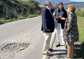 La concejala de Fomento (C) y el pedáneo de Santo Tomás de la Ollas (I) conversan con una técnico municipal junto a la carretera de acceso a La Llanada.