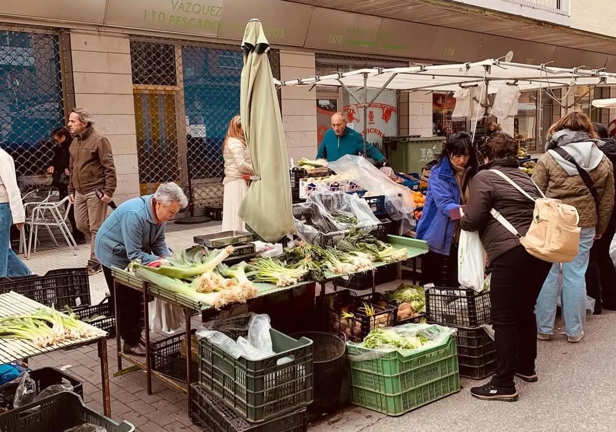 Puestos exteriores del mercado de Ponferrada.