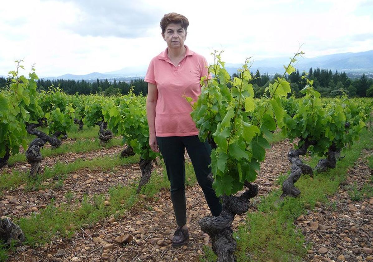 Elva García, la directora y propietaria de la Bodega Aníbal de Otero, en una de sus viñas.