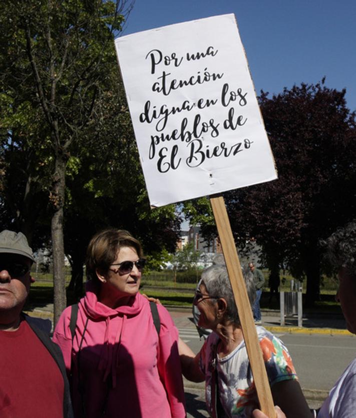 Imagen secundaria 2 - Protesta de la Asociación de Familiares y Enfermos de Cáncer del Bierzo ante la sede de la Junta.