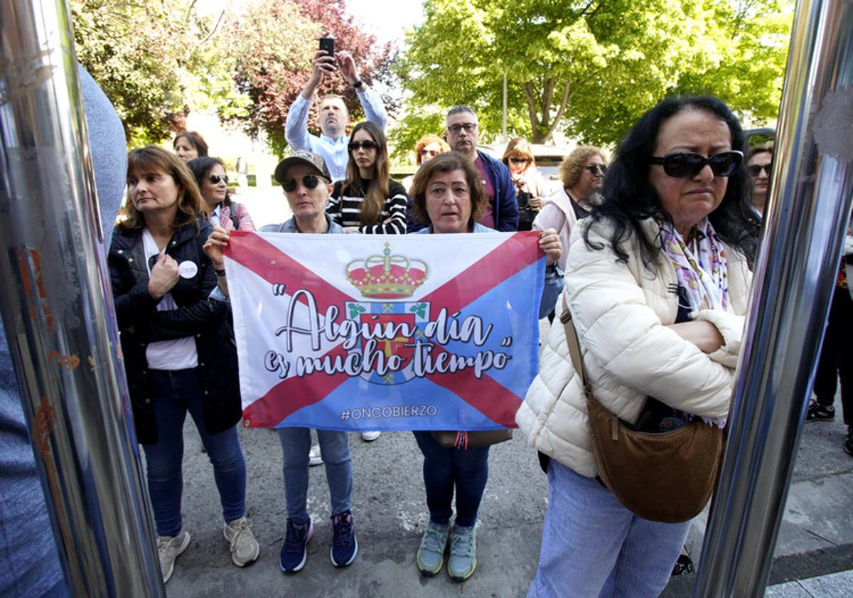Imagen principal - Protesta de la Asociación de Familiares y Enfermos de Cáncer del Bierzo ante la sede de la Junta.