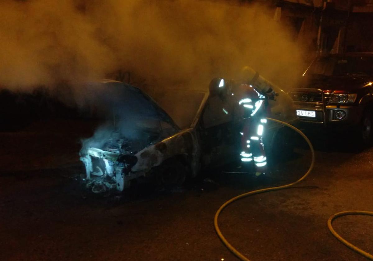 Un incendio calcina por completo un vehículo en la zona alta de Ponferrada