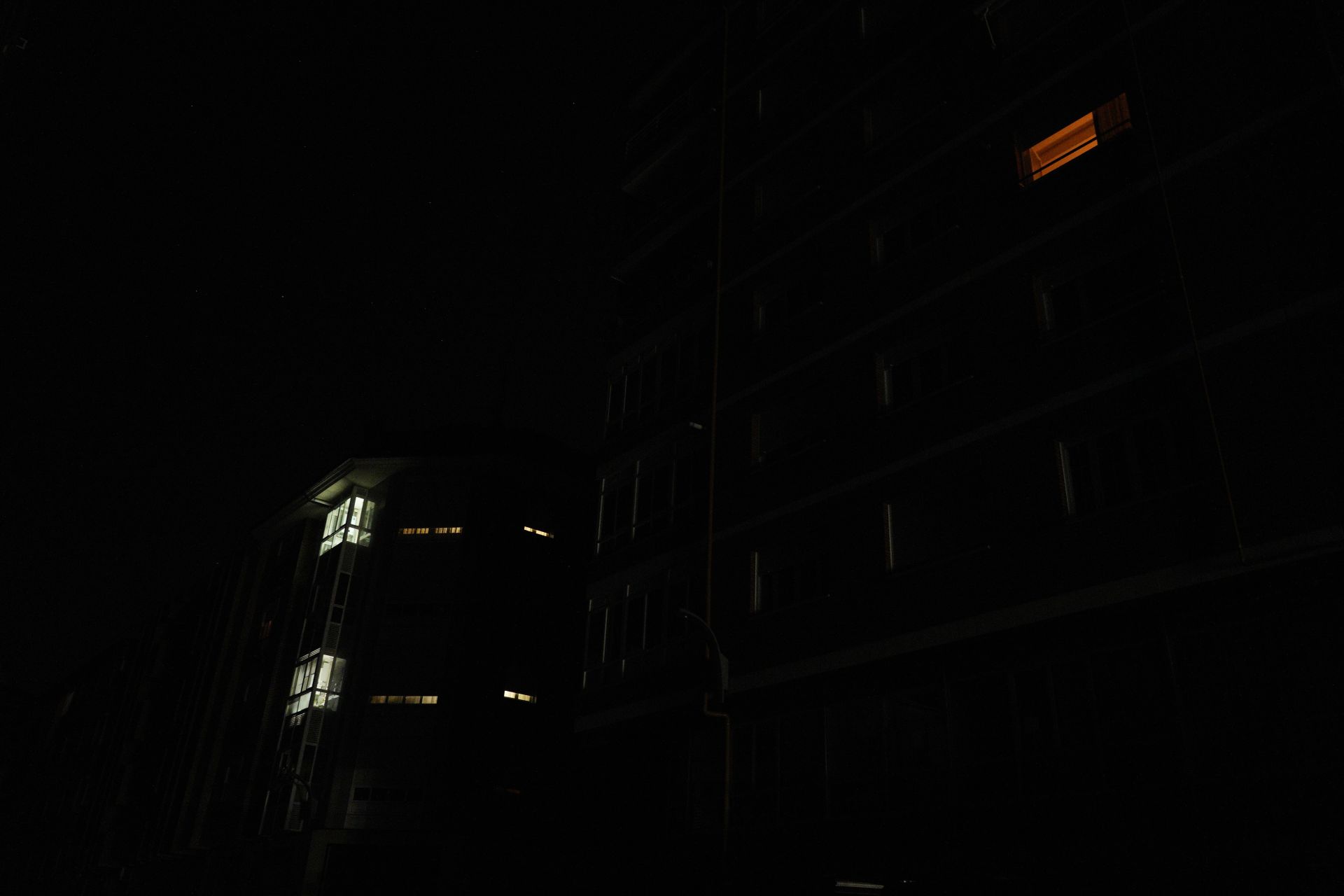 Apagón en la capital berciana durante la noche.