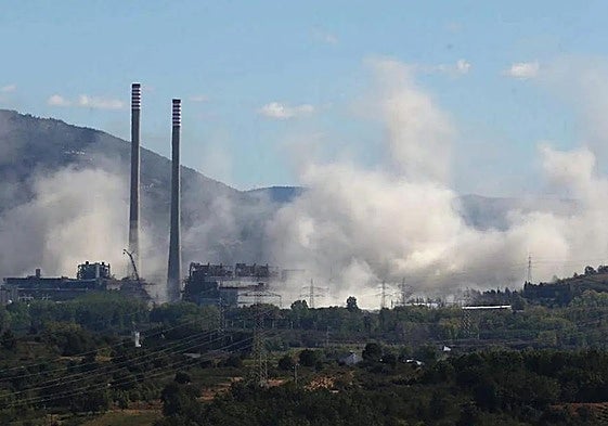 Imagen de la demolición de una de las chimeneas de la central térmica de Compostilla.